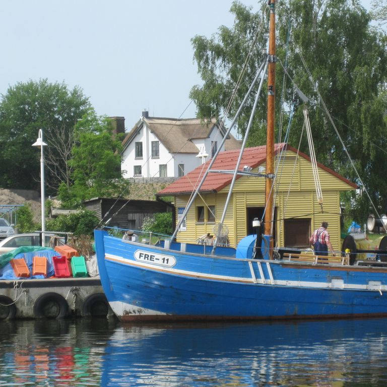 Blick vom Hafen auf unser Haus in Freest